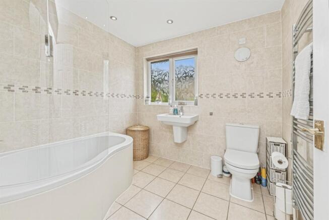 4 bed Detached for sale Image 11