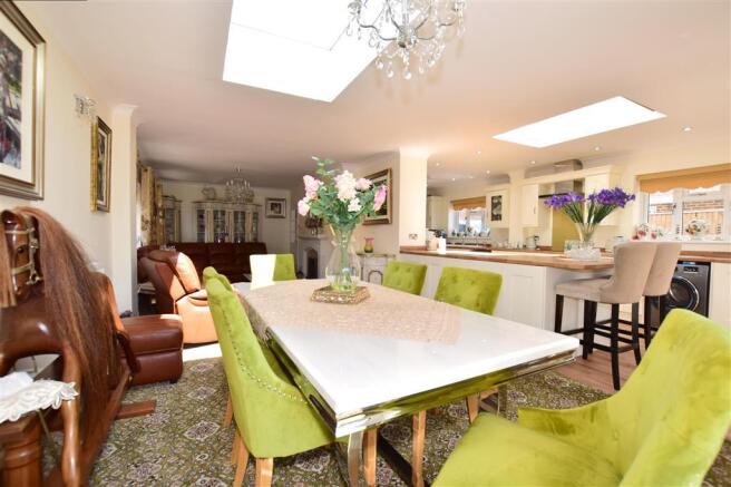 Lounge/Dining Area