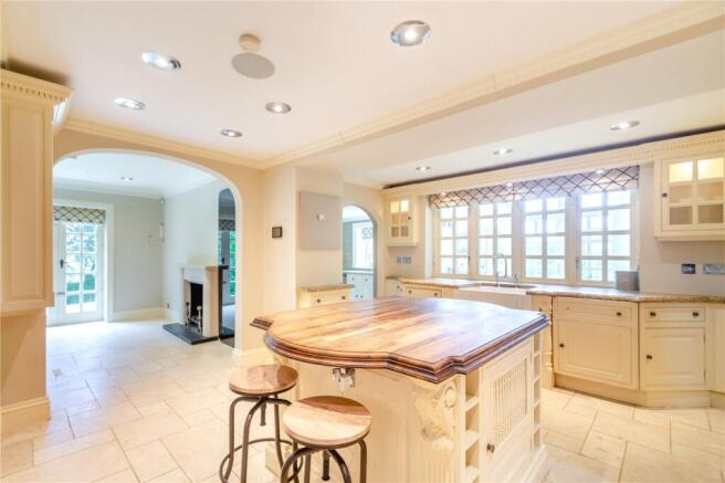 5 bed Detached for sale Image 6