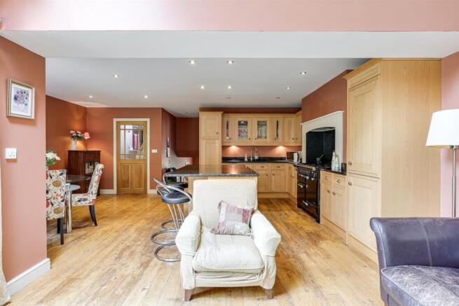 4 bed Detached for sale Image 8