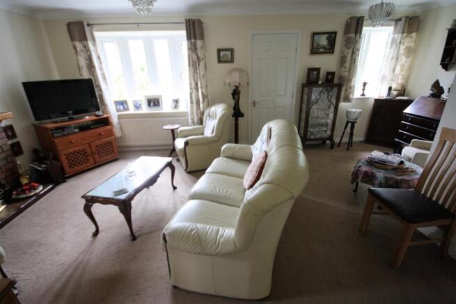 LIVING/DINING ROOM