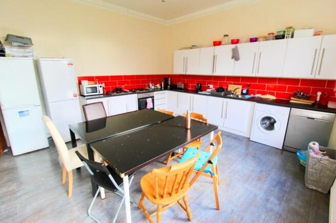 8 bed Terraced to rent Image 4