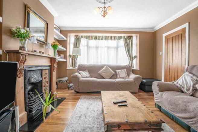 LIVING ROOM (pic 2)