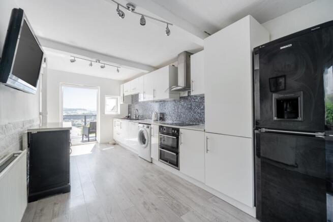 4 bed Semi-Detached for sale Image 8