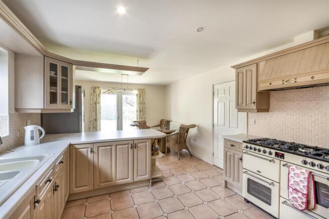 4 bed Detached for sale Image 10