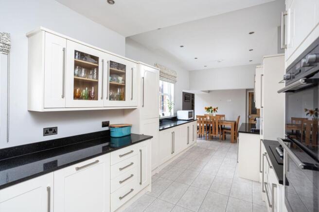 4 bed Town House for sale Image 7