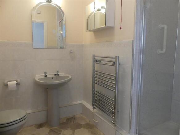 2 bed Apartment to rent Image 11