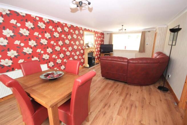 OPEN PLAN LIVING/ DINING ROOM