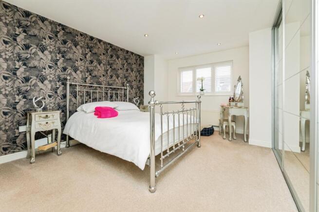4 bed Detached for sale Image 9