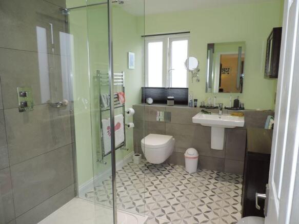 En suite showe...