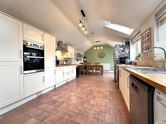 Spacious Kitchen/Diner 880