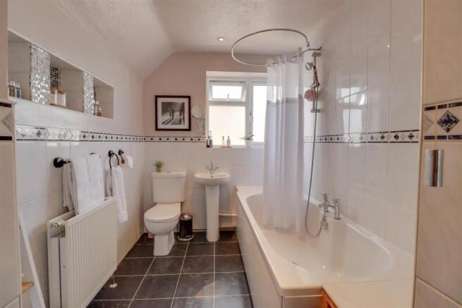 67 GUERNSEY GARDENS INSIDE-16.jpg