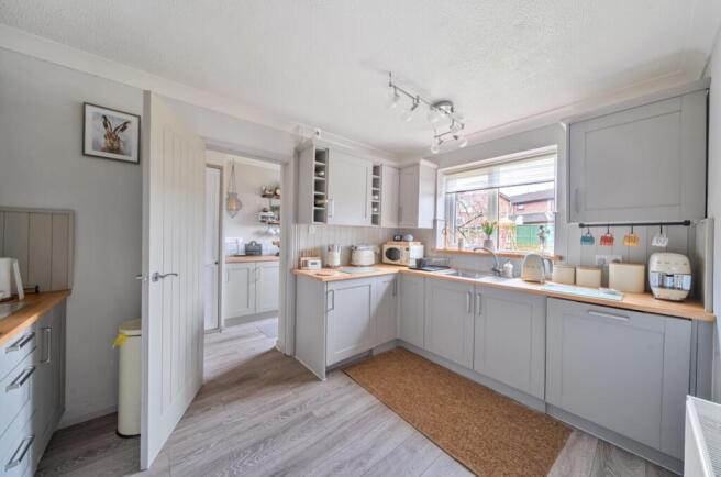 1404276-16-69775de82803e-ARW-1