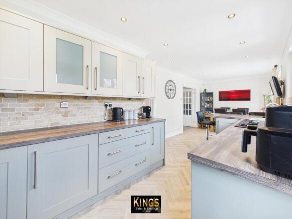 4 bed Detached for sale Image 12
