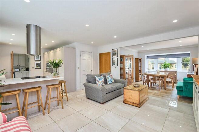 5 bed Detached for sale Image 4