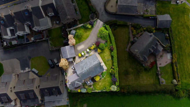 5 bed Detached for sale Image 2