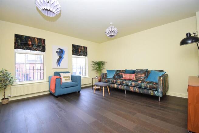 4 bed Town House to rent Image 6
