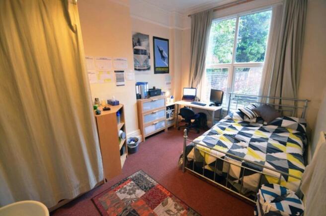 Bright, neatly presented double bedroom with a ...