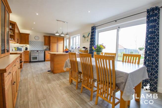 KITCHEN/BREAKFAST ROOM:
