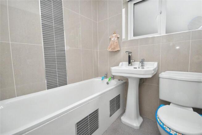 5 bed Detached for sale Image 7