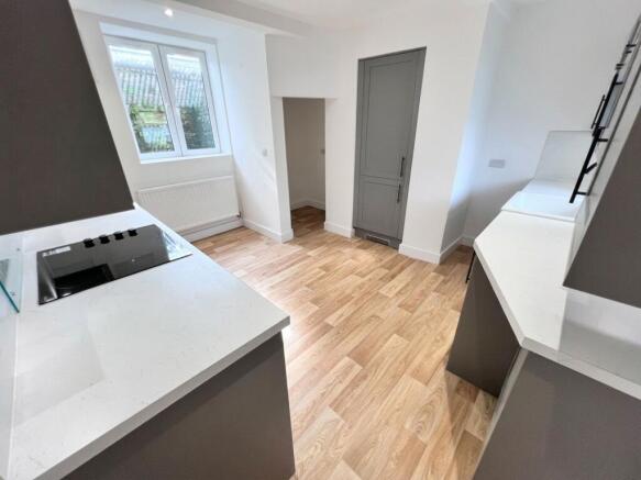 2 bed Terraced to rent Image 7