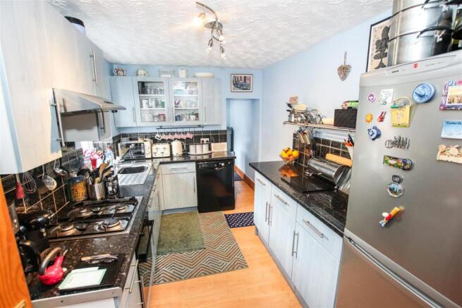 FITTED KITCHEN
