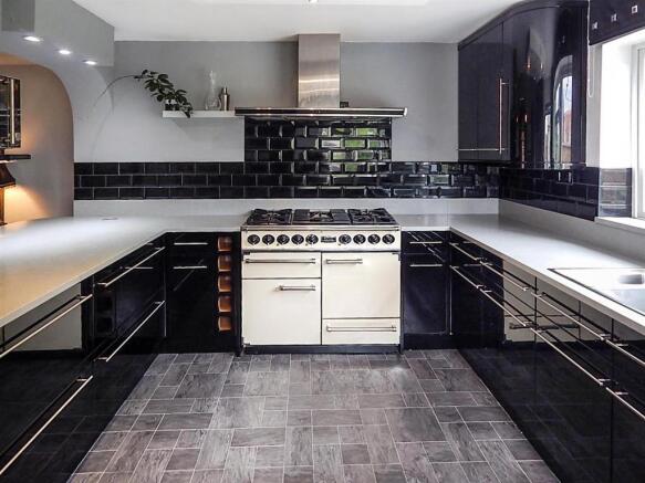 REFITTED KITCHEN/BREAKFAST ROOM
