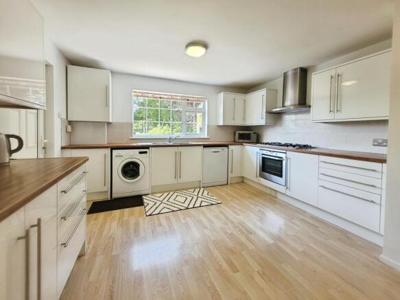4 bed Detached for sale Image 12