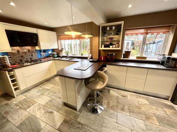 KITCHEN/BREAKFAST