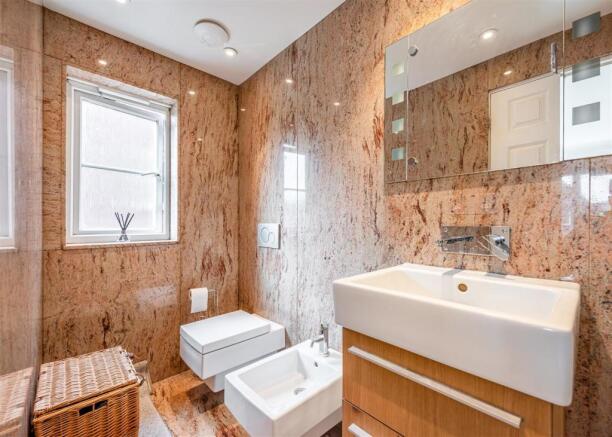 3 Meadowbrook Gardens-bed1 ensuite.jpg