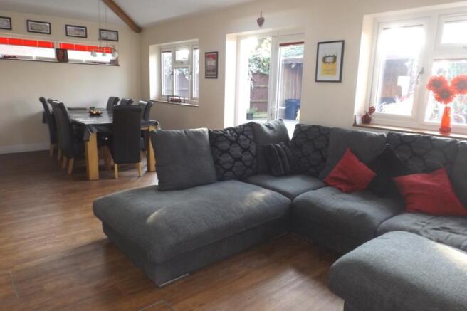 REAR LOUNGE-DINER