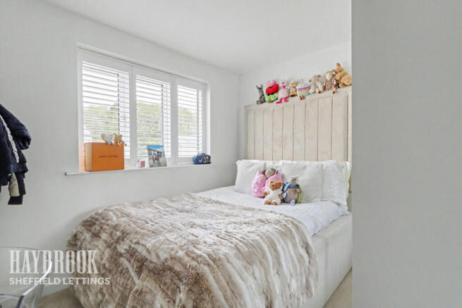 4 bed Semi-Detached to rent Image 8
