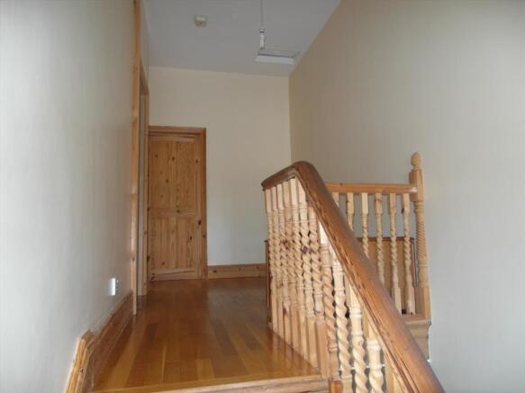 LARGE LANDING TO BATHROOM