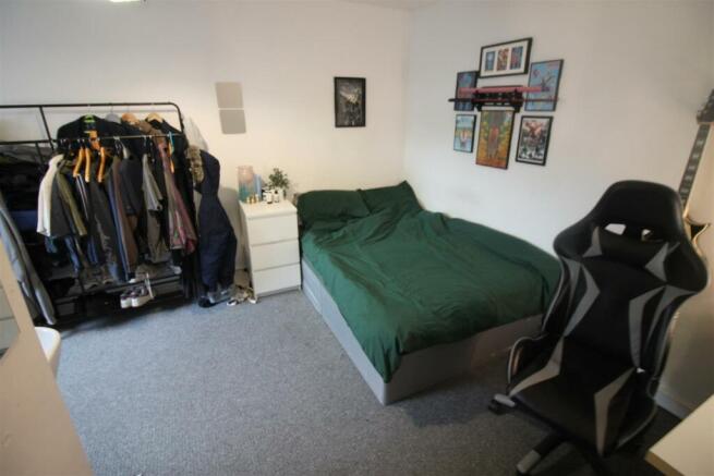 8 bed House to rent Image 5