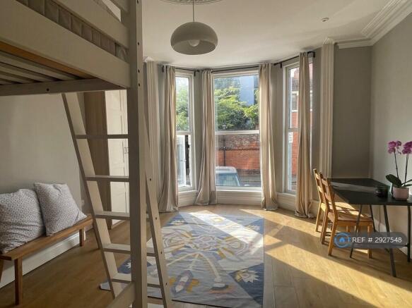 Flat 3 £950/Month