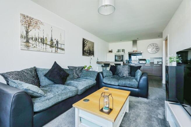 2 bed Flat for sale Image 6