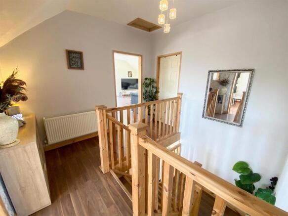 5 bed Detached for sale Image 12
