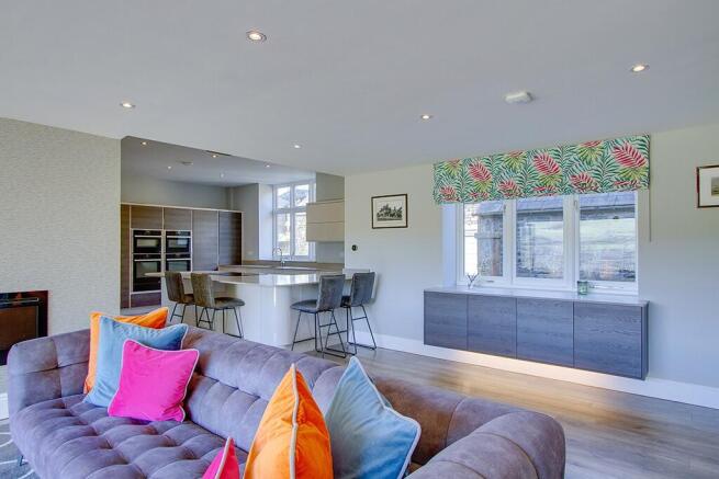 8 bed Detached for sale Image 8