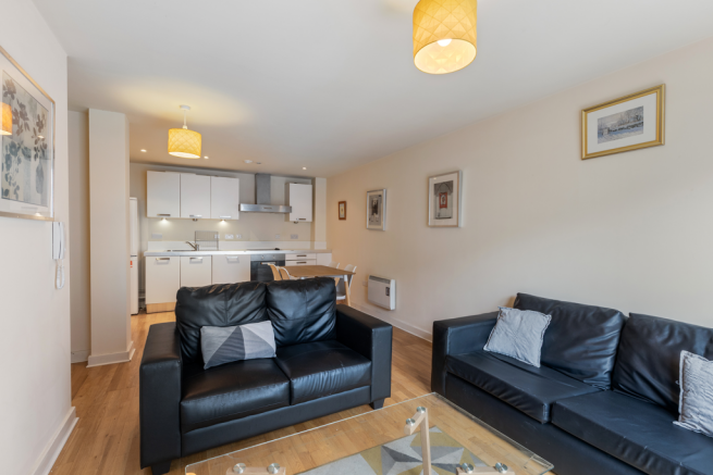 2 bed Apartment to rent Image 5