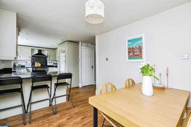 4 bed Detached for sale Image 5