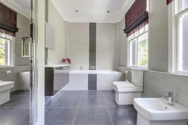 EN SUITE BATHROOM TO BEDROOM THREE