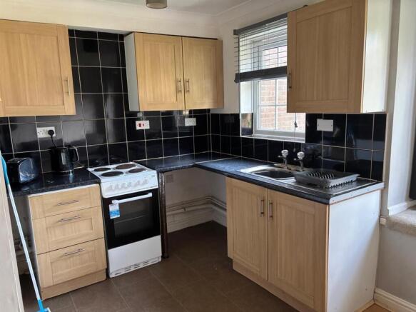 33 St Peters Close - Kitchen.jpg