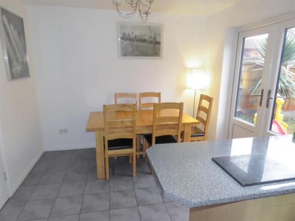 KITCHEN/DINING ROOM