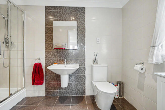 5 bed Detached for sale Image 12