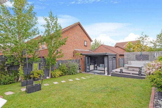 Gainsborough Avenue, Barton Seagrave, Kettering photo 4