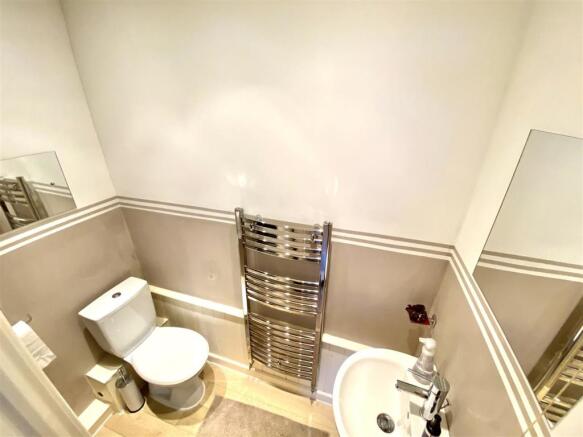 EN-SUITE SHOWER ROOM