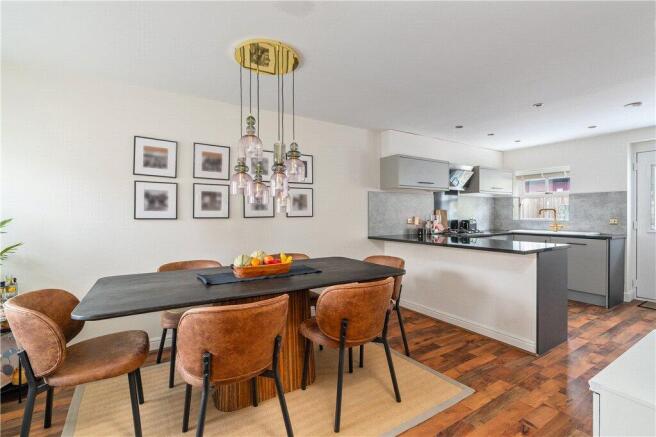 3 bed Town House for sale Image 9