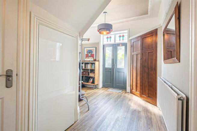 5 bed Semi-Detached for sale Image 8
