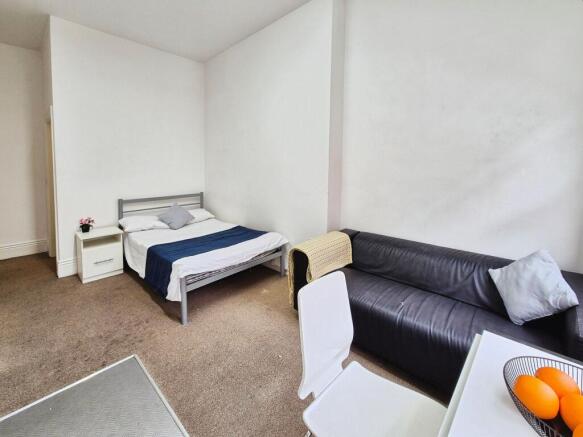 Studio to rent in sheffield