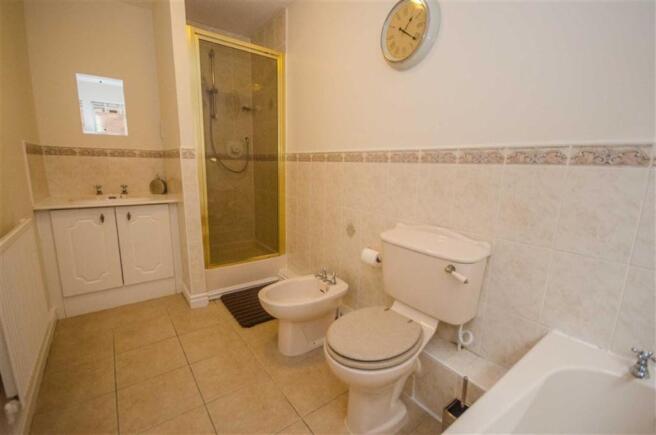 EN-SUITE BATHROOM